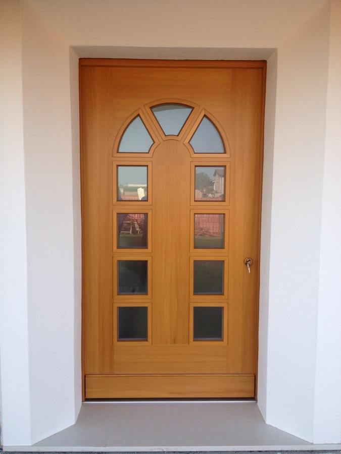 foto: porta d'ingresso in legno massello con vetri e serratura di ... - Porta Dingresso In Legno Massello foto: porta d'ingresso in legno massello con vetri e serratura di ... - Porta Dingresso In Legno Massello