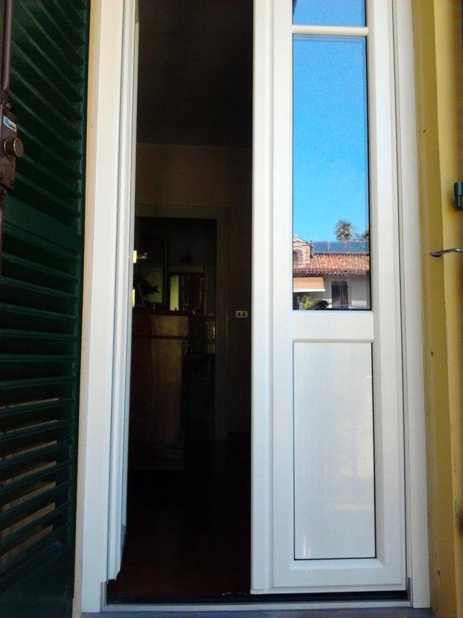 Porta finestra in PVC bianco e persiana in alluminio