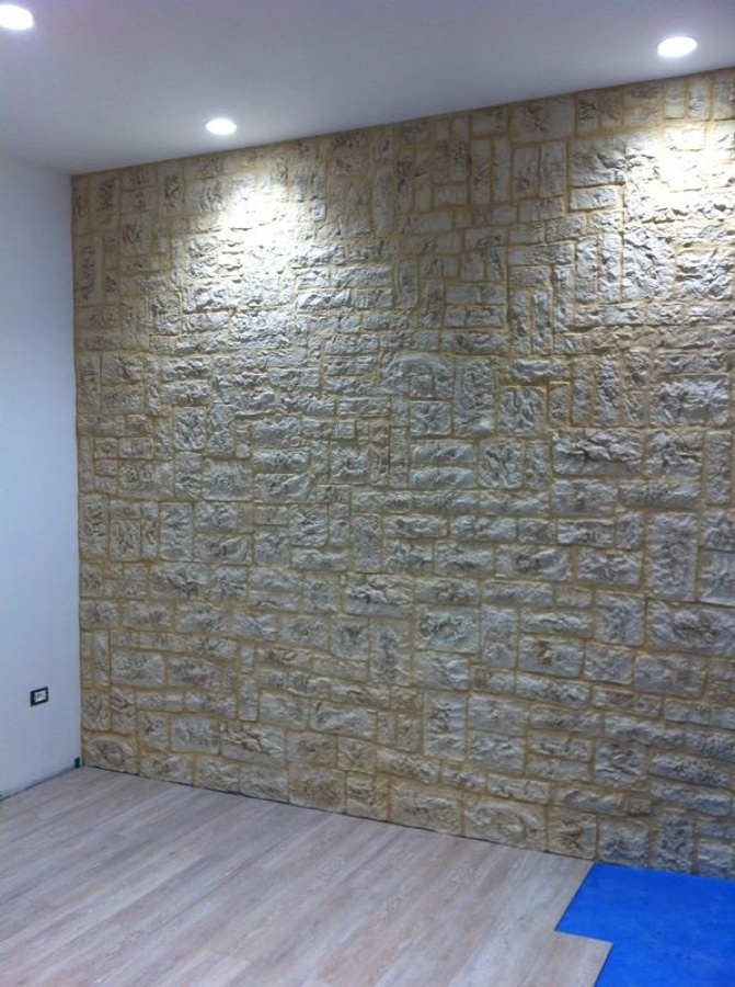 Rifacimento muro in pietra e posa pavimento laminato 