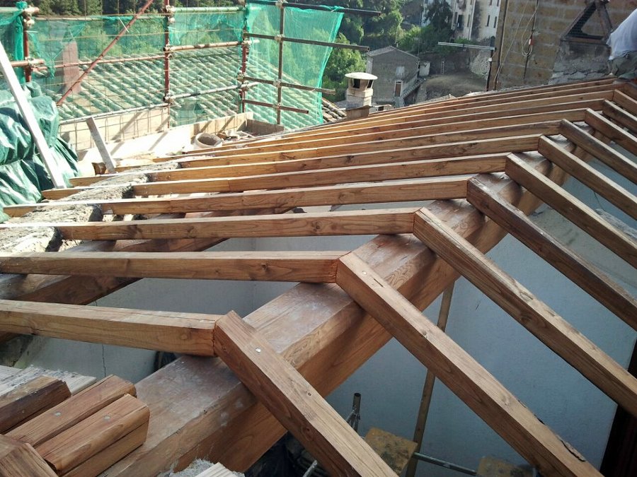 Foto: rifacimento tetto completo con legno di castagno di ... Rifare tetto in legno