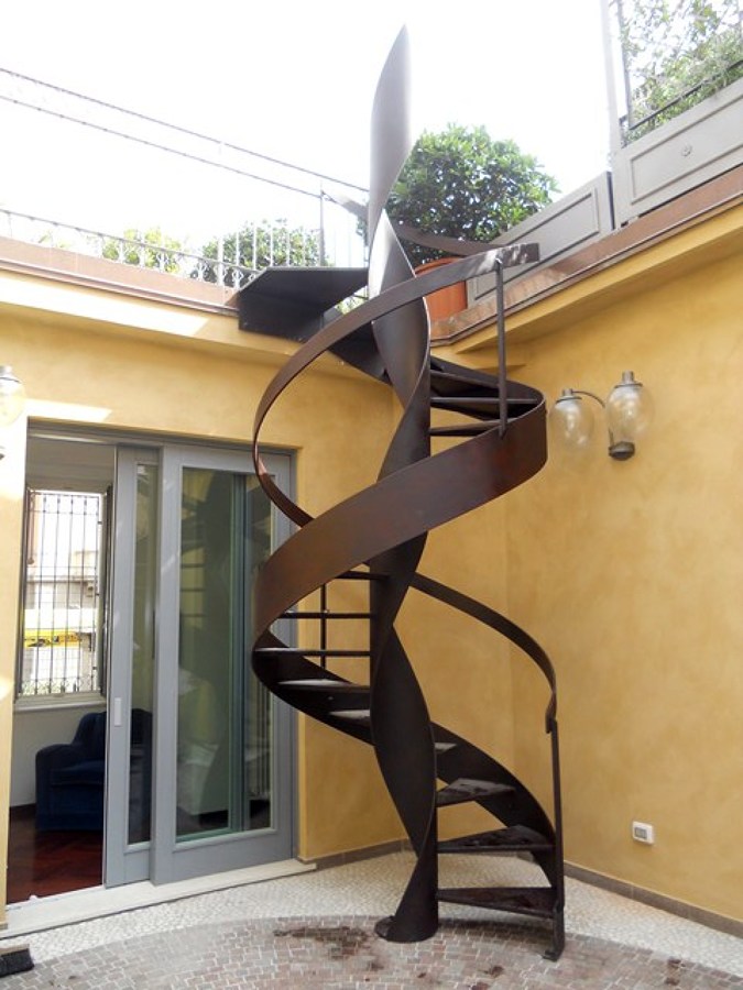 Foto: scala a chiocciola per esterno realizzata in ferro di og ... Scale a chiocciola per esterni in ferro