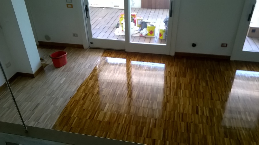 Foto: levigatura di parquet industriale in iroko e verniciatura ... Parquet industriale roma