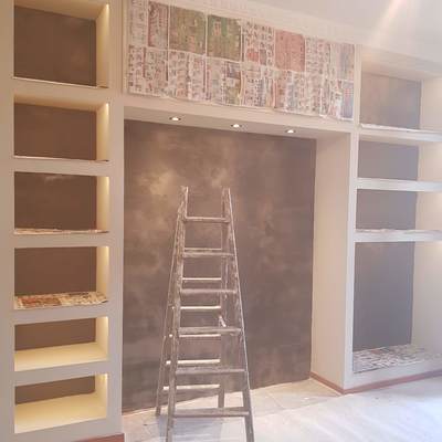 Libreria in cartongesso con decoro nuvolato