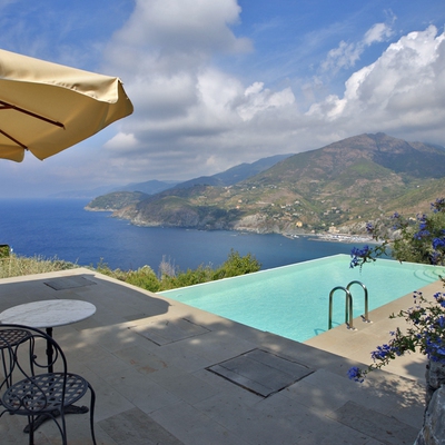 PISCINA CON BORDO A CASCATA