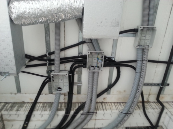 Foto: impianto a sotto controsoffitto di si.ca impianti elettrici di ... Impianto elettrico controsoffitto