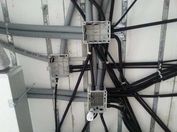 Foto: impianto a sotto controsoffitto di si.ca impianti elettrici di ... Impianto elettrico controsoffitto