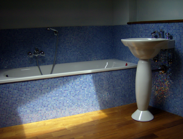 Foto: bagno in mosaico e legno di edilmanfrè #44212 habitissimo Bagno mosaico azzurro