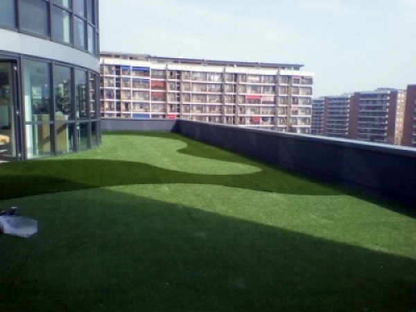 Foto: campo da golf in erba sintetica su terrazzo di modica roberto ... Posa erba sintetica su terrazzo
