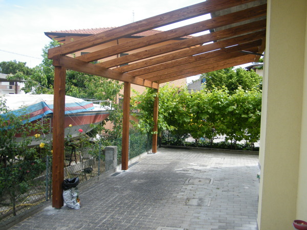 Foto: gazebo in legno lamellare predisposto per teloneria in pvc di ... Gazebo legno lamellare