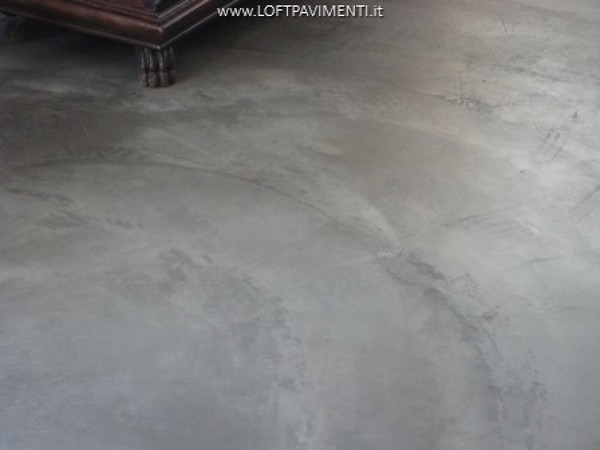 Foto: pavimenti in cemento naturale spatolato a mano di loft ... Pavimento in cemento spatolato