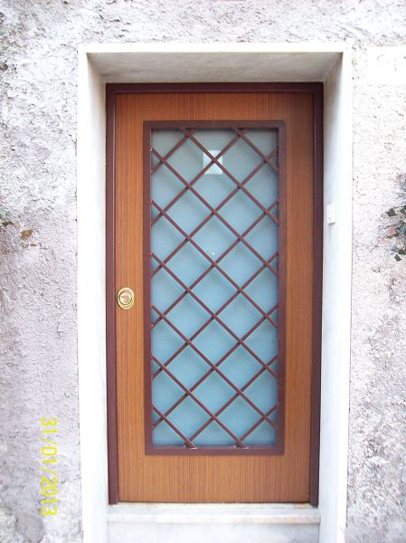 Foto: porte blindate con grata e vetro antisfondamento di mdm roma ... Porte blindate con vetro antisfondamento
