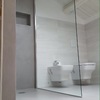 Dovrei effettuare un lavoro di straordinaria manutenzione in un bagno di mq 4.8 smontaggio sanitari, rimozione parquet in legno, rimozione cabina doccia, demolizione rivestimento bagno 90x70 h 220 posa pavimento formato 30x60, posa piatto doccia filo pavi