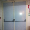Installazione porta scorrevole cielo terra a doppia anta in pvc