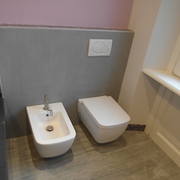 bagno con servizi sospesi