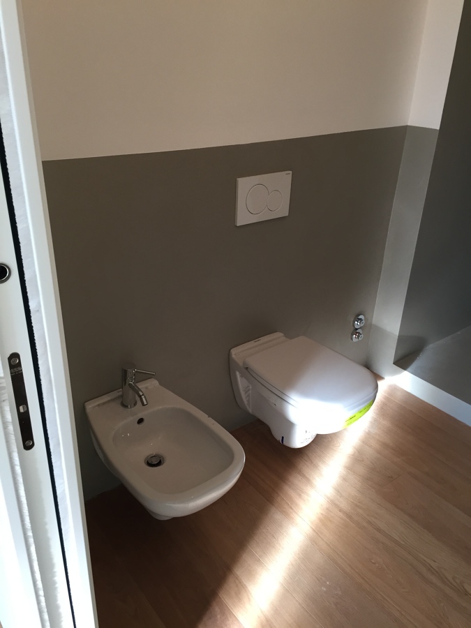 Foto: bagno con pavimento in parquet e sanitari sospesi di t.e.a. ... Bagno con parquet