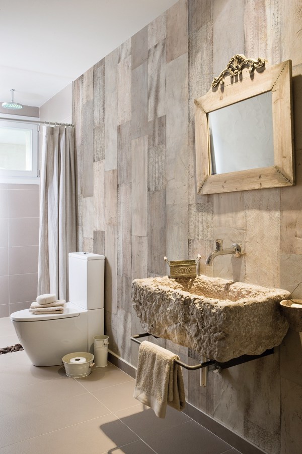 Foto: Carta da Parati Effetto Legno In Bagno di Rossella ... Foto: Carta da Parati Effetto Legno In Bagno di Rossella ...