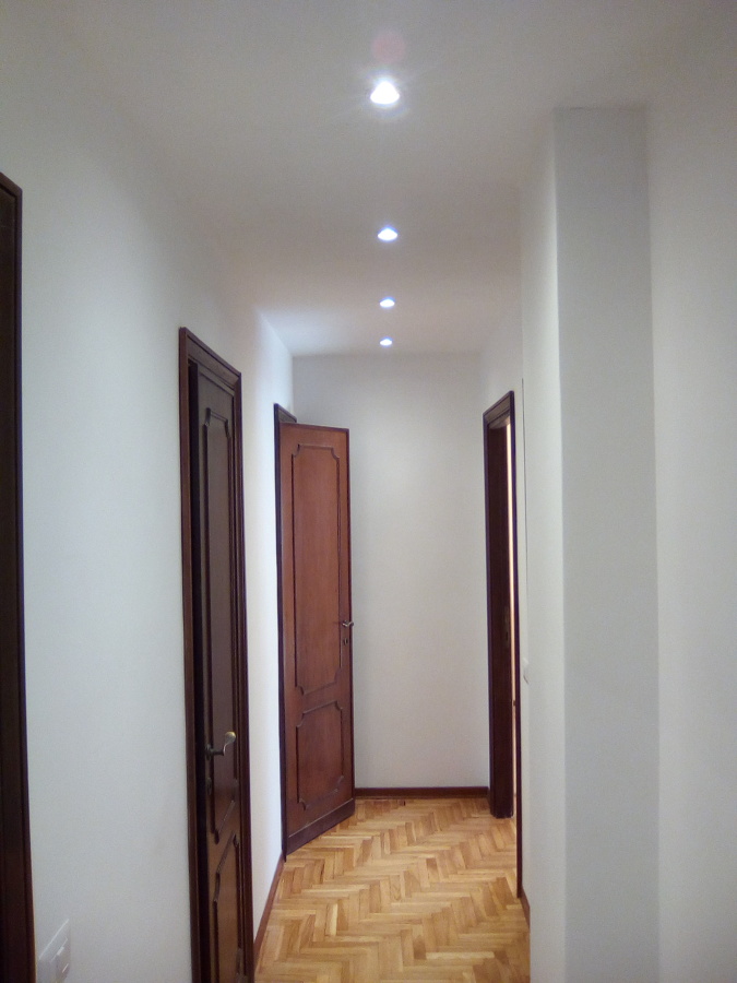 Foto: controsoffitto con faretti a led e lamatura parquet di fast ... Illuminazione led controsoffitto