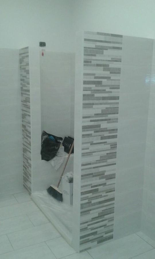 Foto: creazione doccia con seduta in muratura posa piastrelle con ... Posa piastrelle mosaico