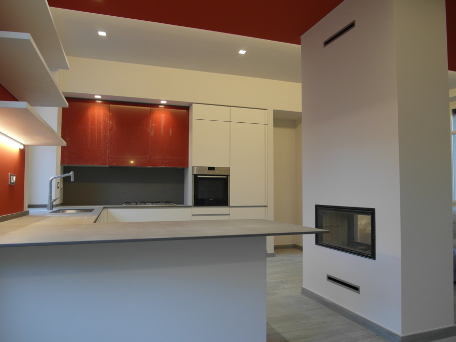 Foto: cucina con penisola e caminetto bifacciale di symmetria ... Cucina con camino