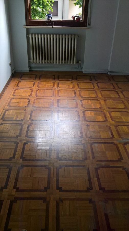 foto di parquet in legno massello tradizionale intarsiato prima del ripristino