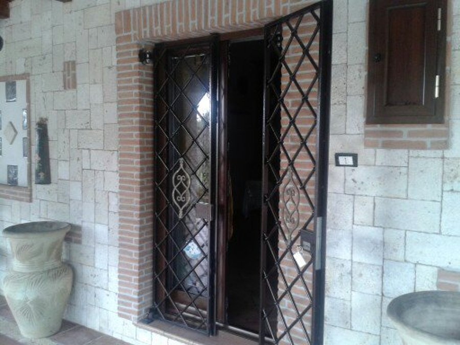 Foto: infissi aluuminio/legno tt con grate in ferro di l.o.c.a. ... Grate finestre in ferro