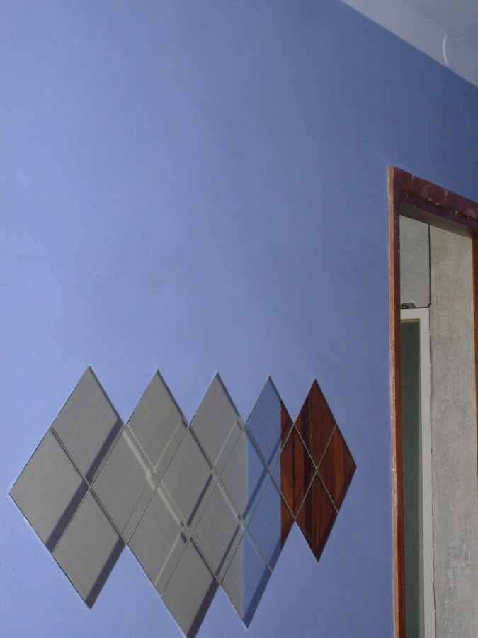 Foto: parete viola corridoio con riflesso specchi di chelin ... Pareti attrezzate corridoio