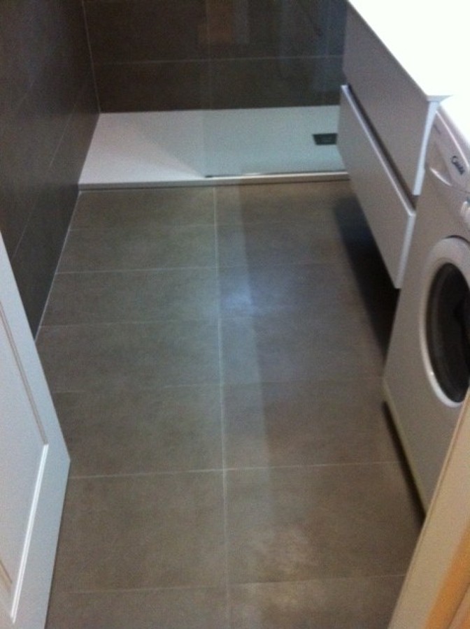 Foto: pavimenti in gres porcellanato doccia in resina effetto pietra ... Piastrelle effetto resina bagno