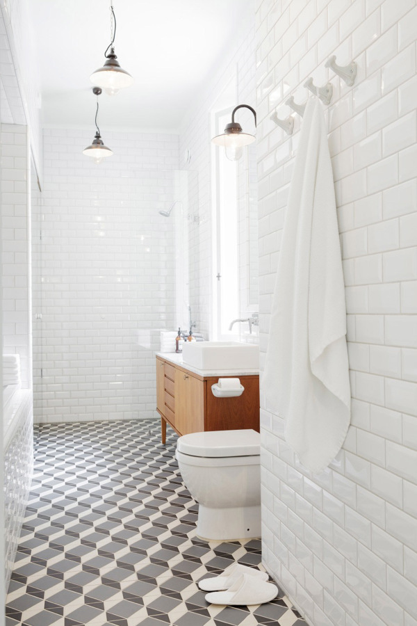 Foto: piastrelle adesive per rinnovare il pavimento del bagno di ... Rinnovare il bagno
