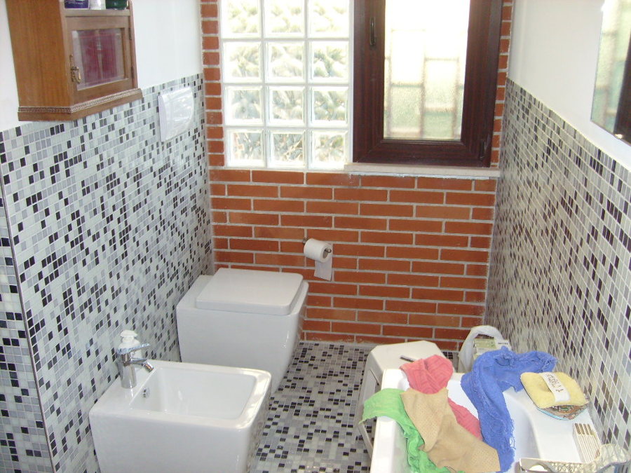 Foto: ristrutturazione bagno con rivestimento e pavimento in ... Ristrutturazione bagno verona