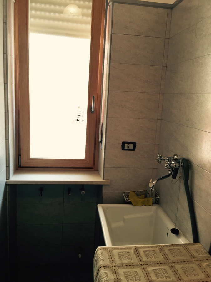 Foto: Rivestimento Bagno con Nuova Disposizione e nuovo Infisso di ... Foto: Rivestimento Bagno con Nuova Disposizione e nuovo Infisso di ...