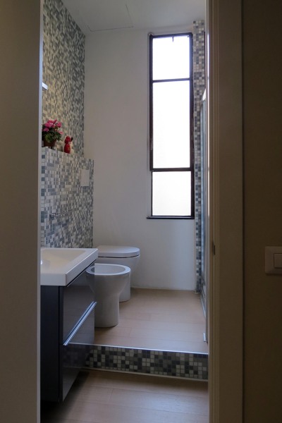 Foto: bagno con parquet e mosaico di enrica leonardis architetto ... Bagno parquet e mosaico