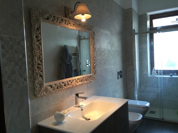 Bagno con Sanitari Sospesi e Tecnica Decorativa su una Parete | Idee ... Bagno con Sanitari Sospesi e Tecnica Decorativa su una Parete | Idee ...