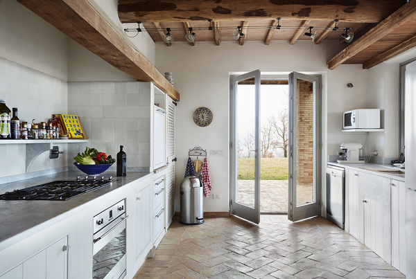 Foto: casa di campagna moderna con cucina in muratura di rossella ... Cucine per case di campagna