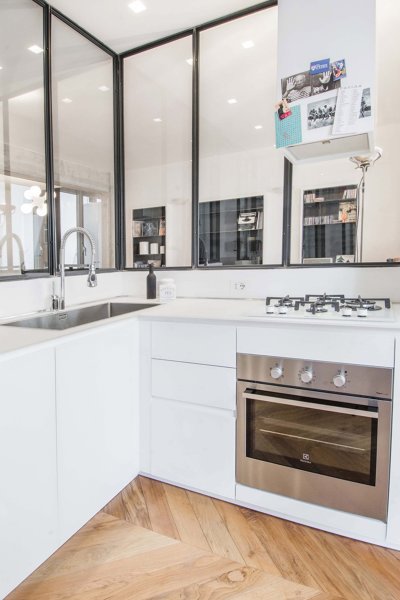 Foto: Cucina Bianca con Parete Vetrata di Rossella Cristofaro ... Foto: Cucina Bianca con Parete Vetrata di Rossella Cristofaro ...