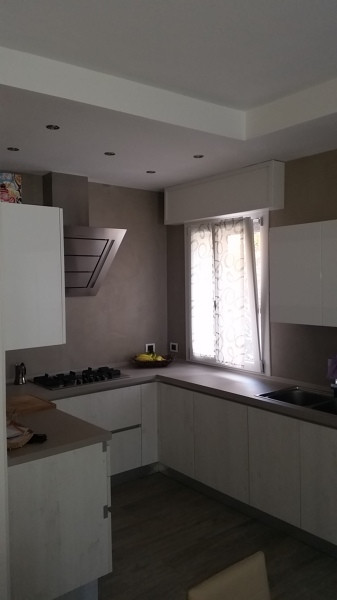 Foto: cucina con rivestimento in resina e controsoffitto in ... Cucine in cartongesso foto