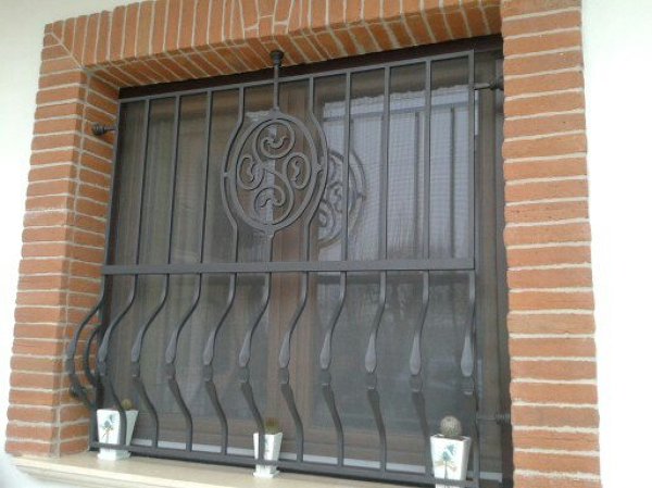 Foto: grata in ferro battuto di l.o.c.a. snc carlone serramenti ... Grate in ferro battuto per finestre