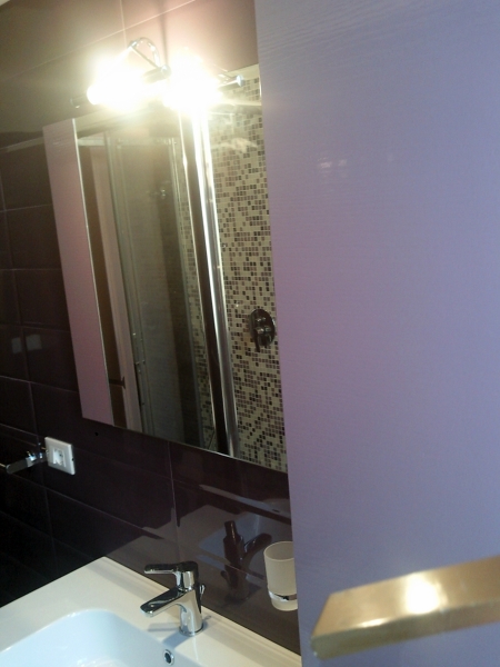 Foto: Parete Bagno Rivestita con Listelli di Ceramica Color Viola ... Foto: Parete Bagno Rivestita con Listelli di Ceramica Color Viola ...