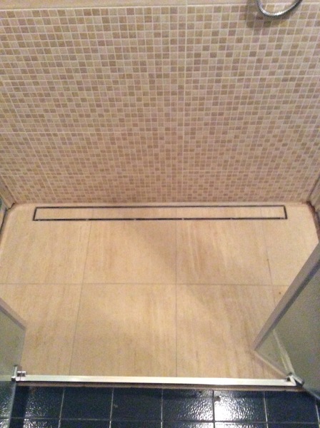 Foto: piatto doccia in muratura con canalina piastrellabile. di d&p ... Vasca doccia in muratura