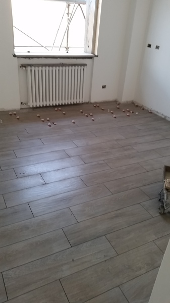 Foto: posa pavimenti in gres effetto legno di negesi srl #425808 ... Posa pavimento gres effetto legno