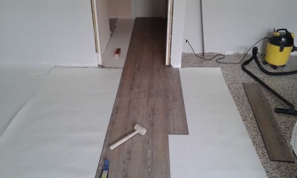 Foto: posatura pavimento lvt con materassino. di target #384647 ... Pavimenti in lvt