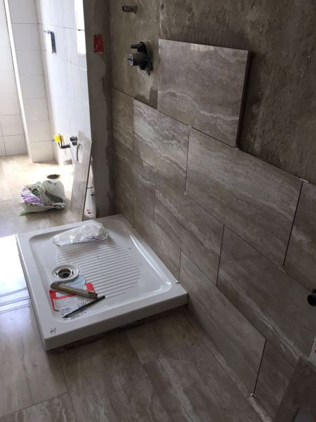 Foto: rifacimento bagno con doppio formato di piastrelle di ... Rifacimento bagno