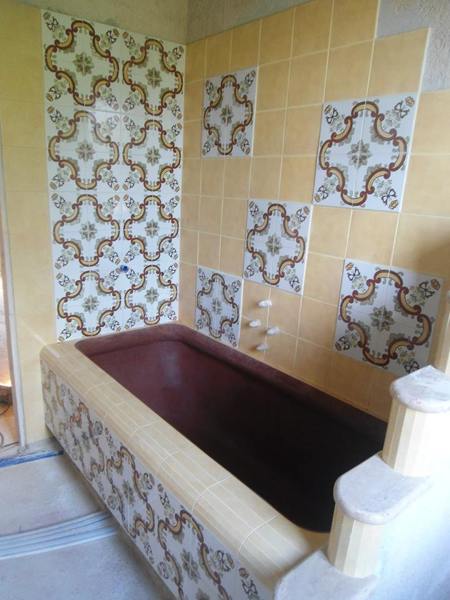 Foto: vasca da bagno in muratura realizzata in cemento modellato a ... Vasca da bagno in cemento