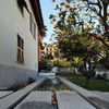 È' un villino indipendente circondato da giardino il perimetro totale all'incirca si aggira sui 360mtq la casa all'incirca e' di circa 80 mtq