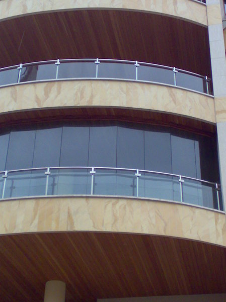 Chiusura terrazzo con vetrate frangivento scorrevoli ed ... Terrazzi chiusi con vetrate