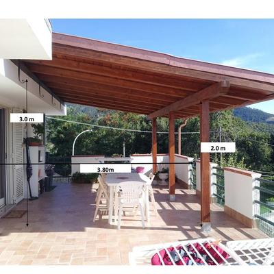 Copertura laterale di un gazebo in legno su terrazzo salisano ... Gazebo in legno per terrazzo