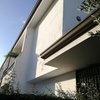 Esterno villa testa in contesto condominiale