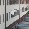 Installare una tenda da sole a caduta con movimento manuale