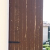Riverniciatura scuri legno leggermente usurati dal sole