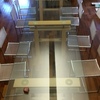 Taglio del piano in vetro di un tavolo