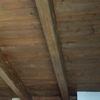 Lucernario sul tetto di legno con tegole